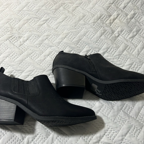 Size 9 ankle boots like new, never worn - Picture 2 of 4